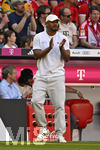 02.05.2026, Fussball Bundesliga 2025/2026, 32.Spieltag, FC Bayern München - 1.FC Heidenheim, in der Allianz-Arena München,   Trainer Vincent Kompany (FC Bayern München) klatscht.


