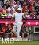 02.05.2026, Fussball Bundesliga 2025/2026, 32.Spieltag, FC Bayern München - 1.FC Heidenheim, in der Allianz-Arena München,   Trainer Vincent Kompany (FC Bayern München) gestikuliert


