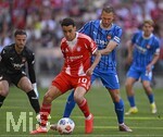 02.05.2026, Fussball Bundesliga 2025/2026, 32.Spieltag, FC Bayern München - 1.FC Heidenheim, in der Allianz-Arena München,   v.l. Torwart Diant Ramaj (1.FC Heidenheim) , Jamal Musiala (Bayern München) und Jonas Föhrenbach (1. FC Heidenheim 1846) im Duell um den Ball.


