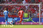 02.05.2026, Fussball Bundesliga 2025/2026, 32.Spieltag, FC Bayern München - 1.FC Heidenheim, in der Allianz-Arena München,   Budu Zivzivadze (1. FC Heidenheim 1846) trifft zum 0:1 gegen Torwart Jonas Urbig (FC Bayern München) 


