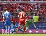 02.05.2026, Fussball Bundesliga 2025/2026, 32.Spieltag, FC Bayern München - 1.FC Heidenheim, in der Allianz-Arena München,   Budu Zivzivadze (1. FC Heidenheim 1846) trifft zum 0:1 gegen Torwart Jonas Urbig (FC Bayern München) 


