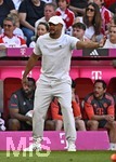 02.05.2026, Fussball Bundesliga 2025/2026, 32.Spieltag, FC Bayern München - 1.FC Heidenheim, in der Allianz-Arena München,   Trainer Vincent Kompany (FC Bayern München) gestikuliert.


