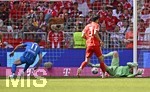 02.05.2026, Fussball Bundesliga 2025/2026, 32.Spieltag, FC Bayern München - 1.FC Heidenheim, in der Allianz-Arena München,   Budu Zivzivadze (1. FC Heidenheim 1846) erzielt das 0:1 gegen Torwart Jonas Urbig (FC Bayern München) 


