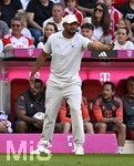 02.05.2026, Fussball Bundesliga 2025/2026, 32.Spieltag, FC Bayern München - 1.FC Heidenheim, in der Allianz-Arena München,   Trainer Vincent Kompany (FC Bayern München) gestikuliert.


