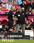 02.05.2026, Fussball Bundesliga 2025/2026, 32.Spieltag, FC Bayern München - 1.FC Heidenheim, in der Allianz-Arena München,   
Trainer Frank Schmidt (1. FC Heidenheim 1846) ist unzufrieden.

