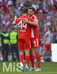 02.05.2026, Fussball Bundesliga 2025/2026, 32.Spieltag, FC Bayern München - 1.FC Heidenheim, in der Allianz-Arena München,   v.l. Josip Stanisic (Bayern München) und Leon Goretzka (FC Bayern München) jubeln.



