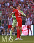 02.05.2026, Fussball Bundesliga 2025/2026, 32.Spieltag, FC Bayern München - 1.FC Heidenheim, in der Allianz-Arena München,   v.l. Torwart Jonas Urbig (FC Bayern München) und Leon Goretzka (FC Bayern München) jubeln.


