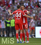 02.05.2026, Fussball Bundesliga 2025/2026, 32.Spieltag, FC Bayern München - 1.FC Heidenheim, in der Allianz-Arena München,   Torjubel v.l. Josip Stanisic (Bayern München) und Leon Goretzka (FC Bayern München) 


