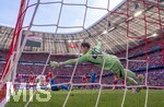 02.05.2026, Fussball Bundesliga 2025/2026, 32.Spieltag, FC Bayern München - 1.FC Heidenheim, in der Allianz-Arena München,   Torwart Jonas Urbig (FC Bayern München) geschlagen beim 0:1 Budu Zivzivadze (1. FC Heidenheim 1846) der Torschütze.


