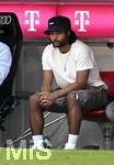 02.05.2026, Fussball Bundesliga 2025/2026, 32.Spieltag, FC Bayern München - 1.FC Heidenheim, in der Allianz-Arena München,   
Serge Gnabry (FC Bayern München) ganz nah bei der Mannschaft

