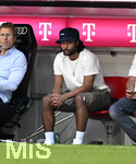 02.05.2026, Fussball Bundesliga 2025/2026, 32.Spieltag, FC Bayern München - 1.FC Heidenheim, in der Allianz-Arena München,   
Serge Gnabry (FC Bayern München) ganz nah bei der Mannschaft

