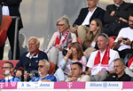 02.05.2026, Fussball Bundesliga 2025/2026, 32.Spieltag, FC Bayern München - 1.FC Heidenheim, in der Allianz-Arena München,   
Bulle Franz Roth (Deutschland) mit Schiene an der Hand

