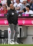 02.05.2026, Fussball Bundesliga 2025/2026, 32.Spieltag, FC Bayern München - 1.FC Heidenheim, in der Allianz-Arena München,   Trainer Frank Schmidt (1. FC Heidenheim 1846) nachdenklich.


