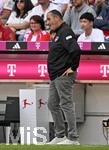 02.05.2026, Fussball Bundesliga 2025/2026, 32.Spieltag, FC Bayern München - 1.FC Heidenheim, in der Allianz-Arena München,   Trainer Frank Schmidt (1. FC Heidenheim 1846) nachdenklich.


