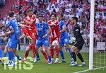 02.05.2026, Fussball Bundesliga 2025/2026, 32.Spieltag, FC Bayern München - 1.FC Heidenheim, in der Allianz-Arena München,   Leon Goretzka (FC Bayern München) gegen Torwart Diant Ramaj (1.FC Heidenheim) das 2:2


