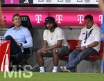 02.05.2026, Fussball Bundesliga 2025/2026, 32.Spieltag, FC Bayern München - 1.FC Heidenheim, in der Allianz-Arena München,   Serge Gnabry (FC Bayern München) ganz nah bei der Mannschaft,


