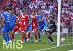 02.05.2026, Fussball Bundesliga 2025/2026, 32.Spieltag, FC Bayern München - 1.FC Heidenheim, in der Allianz-Arena München,   Leon Goretzka (FC Bayern München) gegen Torwart Diant Ramaj (1.FC Heidenheim) das 2:2


