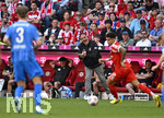 02.05.2026, Fussball Bundesliga 2025/2026, 32.Spieltag, FC Bayern München - 1.FC Heidenheim, in der Allianz-Arena München,   Trainer Frank Schmidt (1. FC Heidenheim 1846) peitscht seine Spieler voran


