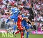 02.05.2026, Fussball Bundesliga 2025/2026, 32.Spieltag, FC Bayern München - 1.FC Heidenheim, in der Allianz-Arena München,   Torwart Diant Ramaj (1.FC Heidenheim) gegen den eigenen Mitspieler Jonas Föhrenbach (1. FC Heidenheim 1846) 


