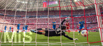 02.05.2026, Fussball Bundesliga 2025/2026, 32.Spieltag, FC Bayern München - 1.FC Heidenheim, in der Allianz-Arena München, Das entscheidende Tor zum 3:3.Ausgleich von Michael Olise (hinten 3.v.li, FC Bayern München), der Ball prallt vom Pfosten zum Rücken von Torwart Diant Ramaj (re, 1.FC Heidenheim) und geht ins Tor. re: Marnon Busch (1. FC Heidenheim 1846) 

