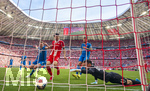 02.05.2026, Fussball Bundesliga 2025/2026, 32.Spieltag, FC Bayern München - 1.FC Heidenheim, in der Allianz-Arena München, Das entscheidende Tor zum 3:3.Ausgleich von Michael Olise (hinten, FC Bayern München), der Ball prallt vom Pfosten zum Rücken Torwart Diant Ramaj (re, 1.FC Heidenheim) und geht ins Tor. Patrick Mainka (1.FC Heidenheim),Min-jae Kim (Bayern München, Minjae Kim), Marnon Busch (1. FC Heidenheim 1846) schauen dem Ball nach 


