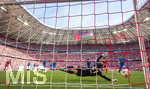 02.05.2026, Fussball Bundesliga 2025/2026, 32.Spieltag, FC Bayern München - 1.FC Heidenheim, in der Allianz-Arena München, Das entscheidende Tor zum 3:3.Ausgleich von Michael Olise (hinten 4.v.li, FC Bayern München), der Ball prallt vom Pfosten zum Rücken von Torwart Diant Ramaj (re, 1.FC Heidenheim) und geht ins Tor. re: Marnon Busch (1. FC Heidenheim 1846) 


