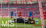 02.05.2026, Fussball Bundesliga 2025/2026, 32.Spieltag, FC Bayern München - 1.FC Heidenheim, in der Allianz-Arena München, Das entscheidende Tor zum 3:3.Ausgleich von Michael Olise (nicht im Bild, FC Bayern München), der Ball prallt vom Pfosten zum Rücken von Torwart Diant Ramaj (re, 1.FC Heidenheim) und geht ins Tor. re: Marnon Busch (1. FC Heidenheim 1846) li: Patrick Mainka (1.FC Heidenheim) und Min-jae Kim (Bayern München, Minjae Kim) 


