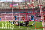 02.05.2026, Fussball Bundesliga 2025/2026, 32.Spieltag, FC Bayern München - 1.FC Heidenheim, in der Allianz-Arena München, Das entscheidende Tor zum 3:3.Ausgleich von Michael Olise (nicht im Bild, FC Bayern München), der Ball prallt vom Pfosten zum Rücken von Torwart Diant Ramaj (re, 1.FC Heidenheim) und geht ins Tor. re: Marnon Busch (1. FC Heidenheim 1846) li: Patrick Mainka (1.FC Heidenheim) und Min-jae Kim (Bayern München, Minjae Kim) 

