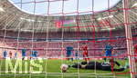 02.05.2026, Fussball Bundesliga 2025/2026, 32.Spieltag, FC Bayern München - 1.FC Heidenheim, in der Allianz-Arena München, Das entscheidende Tor zum 3:3.Ausgleich von Michael Olise (2.v.li, FC Bayern München), der Ball prallt vom Pfosten zum Rücken von Torwart Diant Ramaj (re, 1.FC Heidenheim) und geht ins Tor. re: Marnon Busch (1. FC Heidenheim 1846) li: Patrick Mainka (1.FC Heidenheim) und Min-jae Kim (Bayern München, Minjae Kim) 

