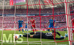 02.05.2026, Fussball Bundesliga 2025/2026, 32.Spieltag, FC Bayern München - 1.FC Heidenheim, in der Allianz-Arena München, Das entscheidende Tor zum 3:3.Ausgleich von Michael Olise (nicht im Bild, FC Bayern München), der Ball prallt vom Pfosten zum Rücken von Torwart Diant Ramaj (re, 1.FC Heidenheim) und geht ins Tor. re: Marnon Busch (1. FC Heidenheim 1846) li: Patrick Mainka (1.FC Heidenheim) und Min-jae Kim (Bayern München, Minjae Kim) 

