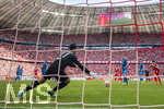 02.05.2026, Fussball Bundesliga 2025/2026, 32.Spieltag, FC Bayern München - 1.FC Heidenheim, in der Allianz-Arena München, Das entscheidende Tor zum 3:3.Ausgleich von Michael Olise (hinten 3.v.li, FC Bayern München), Torwart Diant Ramaj (1.FC Heidenheim) kann den Ball nicht halten 
  
