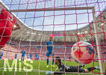 02.05.2026, Fussball Bundesliga 2025/2026, 32.Spieltag, FC Bayern München - 1.FC Heidenheim, in der Allianz-Arena München, Das entscheidende Tor zum 3:3.Ausgleich von Michael Olise (nicht im Bild, FC Bayern München), der Ball prallt vom Pfosten zum Rücken Torwart Diant Ramaj (re, 1.FC Heidenheim) und geht ins Tor. Marnon Busch (1. FC Heidenheim 1846) schauen dem Ball frustriert nach 


