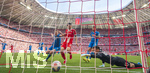 02.05.2026, Fussball Bundesliga 2025/2026, 32.Spieltag, FC Bayern München - 1.FC Heidenheim, in der Allianz-Arena München, Das entscheidende Tor zum 3:3.Ausgleich von Michael Olise (hinten, FC Bayern München), der Ball prallt vom Pfosten zum Rücken Torwart Diant Ramaj (re, 1.FC Heidenheim) und geht ins Tor. Patrick Mainka (1.FC Heidenheim), Jan Schöppner (1. FC Heidenheim 1846), Marnon Busch (1. FC Heidenheim 1846) schauen dem Ball nach 


