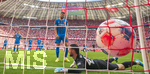 02.05.2026, Fussball Bundesliga 2025/2026, 32.Spieltag, FC Bayern München - 1.FC Heidenheim, in der Allianz-Arena München, Das entscheidende Tor zum 3:3.Ausgleich von Michael Olise (nicht im Bild, FC Bayern München), der Ball prallt vom Pfosten zum Rücken Torwart Diant Ramaj (re, 1.FC Heidenheim) und geht ins Tor. Marnon Busch (1. FC Heidenheim 1846) schauen dem Ball frustriert nach.


