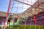 02.05.2026, Fussball Bundesliga 2025/2026, 32.Spieltag, FC Bayern München - 1.FC Heidenheim, in der Allianz-Arena München, Nach dem Torschuss von Budu Zivzivadze (nicht im Bild, 1. FC Heidenheim) zum 1:0, der chancenlose Torwart Jonas Urbig (FC Bayern München) liegt wie ein Maikäfer geschlagen auf dem Rücken. re: Hiroki Ito (FC Bayern München) frustriert.