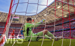 02.05.2026, Fussball Bundesliga 2025/2026, 32.Spieltag, FC Bayern München - 1.FC Heidenheim, in der Allianz-Arena München, Nach dem Torschuss von Budu Zivzivadze (nicht im Bild, 1. FC Heidenheim) zum 1:0, der chancenlose Torwart Jonas Urbig (FC Bayern München) frustriert am Boden.