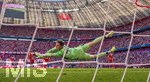 02.05.2026, Fussball Bundesliga 2025/2026, 32.Spieltag, FC Bayern München - 1.FC Heidenheim, in der Allianz-Arena München, Torwart Jonas Urbig (FC Bayern München) liegt im Hechtsprung quer in der Luft.
