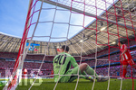 02.05.2026, Fussball Bundesliga 2025/2026, 32.Spieltag, FC Bayern München - 1.FC Heidenheim, in der Allianz-Arena München, Nach dem Torschuss von Budu Zivzivadze (nicht im Bild, 1. FC Heidenheim) zum 1:0, der chancenlose Torwart Jonas Urbig (FC Bayern München) frustriert am Boden. re: Hiroki Ito (FC Bayern München) 