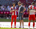 02.05.2026, Fussball Bundesliga 2025/2026, 32.Spieltag, FC Bayern München - 1.FC Heidenheim, in der Allianz-Arena München, v.li: Jamal Musiala (Bayern München) redet mit Teamarzt und Orthopäde Dr. Jochen Hahne (re, FC Bayern)