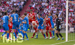 02.05.2026, Fussball Bundesliga 2025/2026, 32.Spieltag, FC Bayern München - 1.FC Heidenheim, in der Allianz-Arena München, Torschuss von Leon Goretzka (mitte, FC Bayern München) gegen Torwart Diant Ramaj (1.FC Heidenheim) zum 2:2