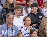 02.05.2026, Fussball Bundesliga 2025/2026, 32.Spieltag, FC Bayern München - 1.FC Heidenheim, in der Allianz-Arena München, Lennart Karl (li, FC Bayern München) auf der Tribüne als Zuschauer aufgrund einer Verletzung  
