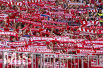 02.05.2026, Fussball Bundesliga 2025/2026, 32.Spieltag, FC Bayern München - 1.FC Heidenheim, in der Allianz-Arena München, Bayernfans feiern die Mannschaft mit ihren Schals