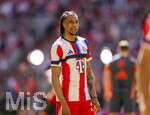 02.05.2026, Fussball Bundesliga 2025/2026, 32.Spieltag, FC Bayern München - 1.FC Heidenheim, in der Allianz-Arena München, Michael Olise (FC Bayern München) beim Aufwärmen.
