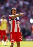 02.05.2026, Fussball Bundesliga 2025/2026, 32.Spieltag, FC Bayern München - 1.FC Heidenheim, in der Allianz-Arena München, Michael Olise (FC Bayern München) beim Aufwärmen.