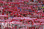 02.05.2026, Fussball Bundesliga 2025/2026, 32.Spieltag, FC Bayern München - 1.FC Heidenheim, in der Allianz-Arena München, Bayernfans feiern die Mannschaft mit ihren Schals