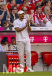 02.05.2026, Fussball Bundesliga 2025/2026, 32.Spieltag, FC Bayern München - 1.FC Heidenheim, in der Allianz-Arena München, Trainer Vincent Kompany (FC Bayern München) an der Seitenlinie.