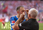 02.05.2026, Fussball Bundesliga 2025/2026, 32.Spieltag, FC Bayern München - 1.FC Heidenheim, in der Allianz-Arena München, Jonas Föhrenbach (1. FC Heidenheim 1846) muss an seiner verletzten Nase behandelt werden, nach einem Zusammenprall mit seinem Torwart hat er einen Nasenbeinbruch erlitten, es fliesst viel Blut.