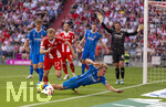 02.05.2026, Fussball Bundesliga 2025/2026, 32.Spieltag, FC Bayern München - 1.FC Heidenheim, in der Allianz-Arena München, v.li: Konrad Laimer (FC Bayern München) gegen Hennes Behrens (1.FC Heidenheim) 