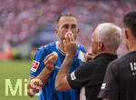 02.05.2026, Fussball Bundesliga 2025/2026, 32.Spieltag, FC Bayern München - 1.FC Heidenheim, in der Allianz-Arena München, Jonas Föhrenbach (1. FC Heidenheim 1846) muss an seiner verletzten Nase behandelt werden, nach einem Zusammenprall mit seinem Torwart hat er einen Nasenbeinbruch erlitten, es fliesst viel Blut.