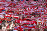 02.05.2026, Fussball Bundesliga 2025/2026, 32.Spieltag, FC Bayern München - 1.FC Heidenheim, in der Allianz-Arena München, Bayernfans feiern die Mannschaft mit ihren Schals